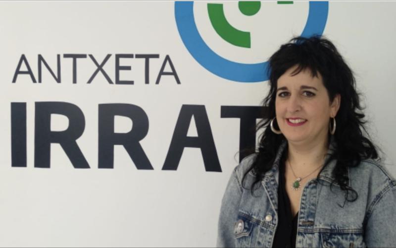larraitz-ugartemendia-dans-les-bureaux-de-radio-antxeta
